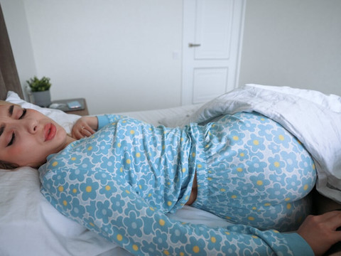 Free-FreePorn.com presents: My whore step mom wakes me up in the best way she knows!